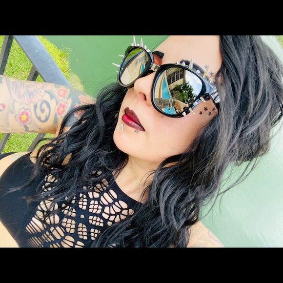 Rocker Black sunglasses with silver spikes - Picture 4 of 11